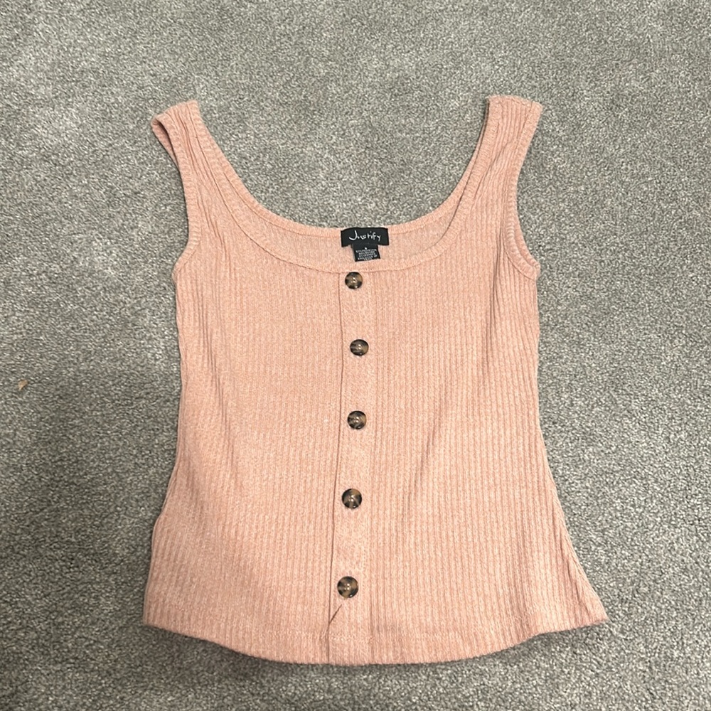 Tank with buttons